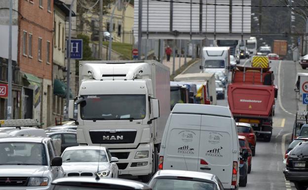 Hileras de vehículos en la travesía de San Rafael, este lunes por la mañana. 