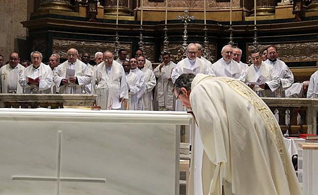 En primer término, el obispo de Segovia, César Franco, durante la liturgia de la misa crismal de este lunes. 