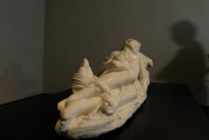 Adonis yacente de mármol, obra de Antonio Corradini cedido por el Museo Metropolitano de Nueva York al Museo de Escultura. 