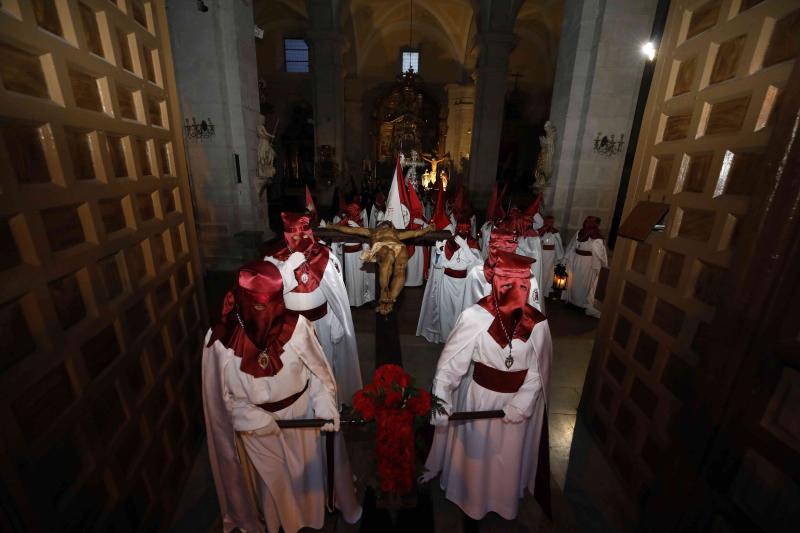 Fotos: Procesión de la Cofradía del Santo Cristo de la Buena Muerte en Peñafiel