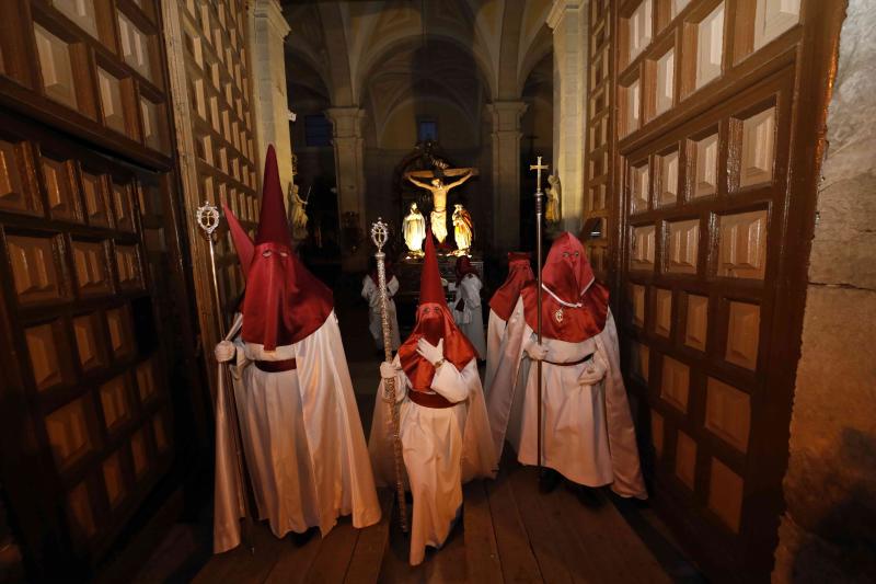 Fotos: Procesión de la Cofradía del Santo Cristo de la Buena Muerte en Peñafiel