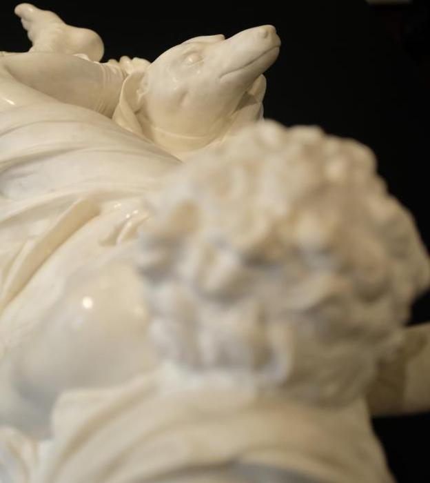 Detalle del Adonis yacente de mármol, obra de Antonio Corradini. 