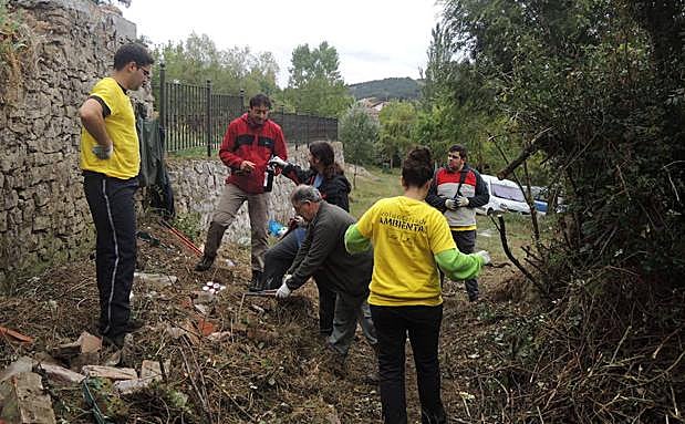 Voluntarios recuperan el antiguo camino de Monte Cildá.