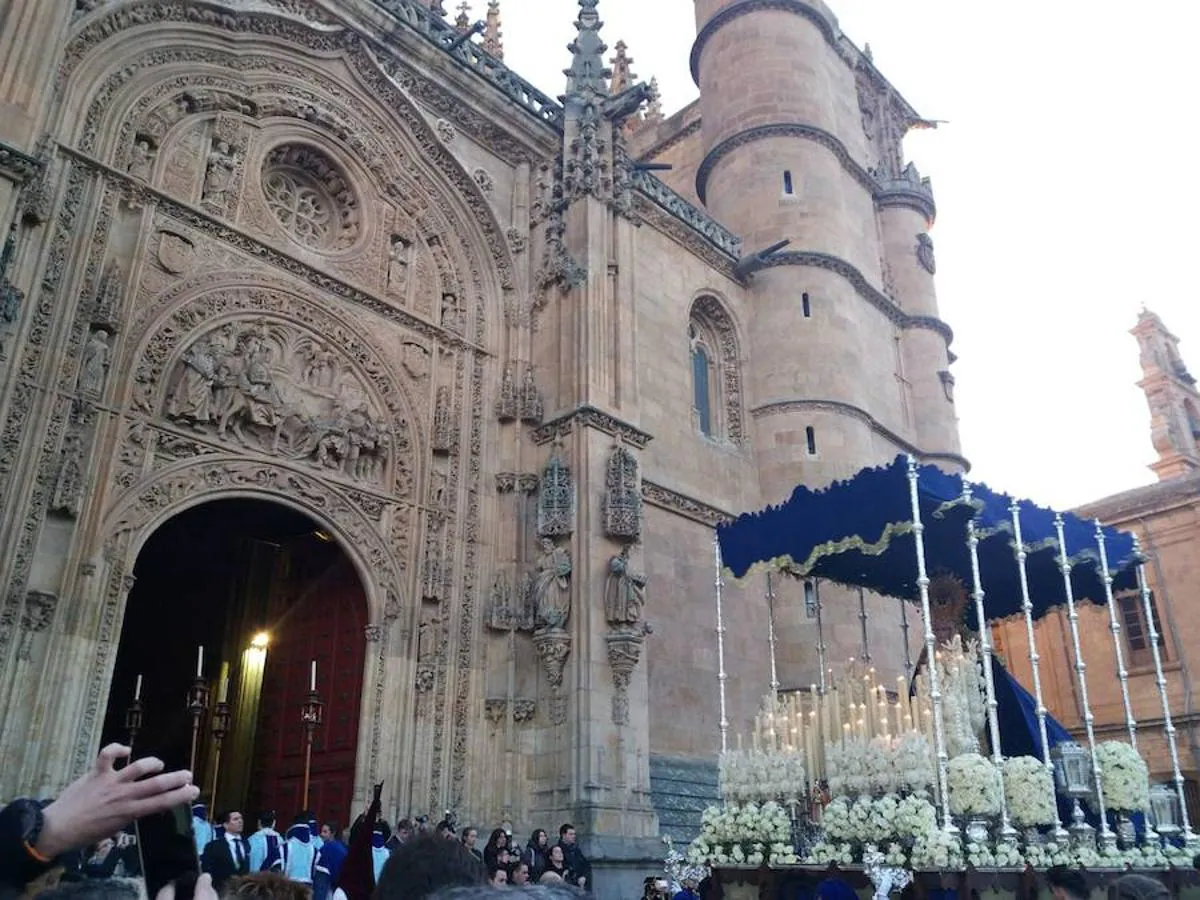 Llegada a la Catedral del paso de María Santísima de la Caridad y del Consuelo, que sale de la Iglesia de la Purísima de Salamanca.