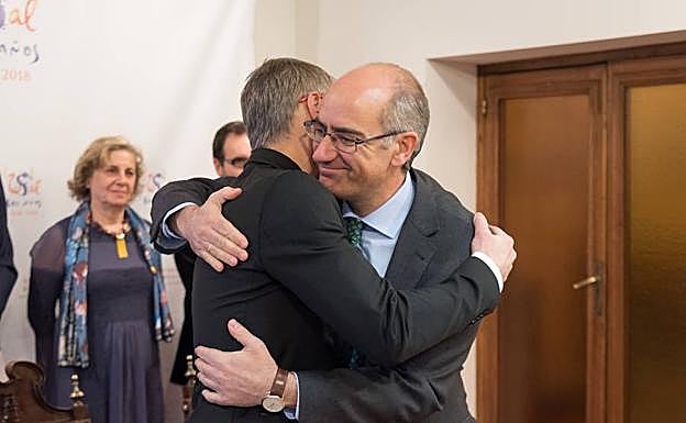 Ricardo Rivero y Javier Iglesias se abrazan efusivamente con motivo de la firma del convenio. 