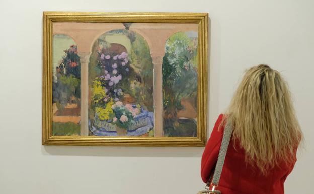 Una visitante observa una de las obras de Joaquín Sorolla. 