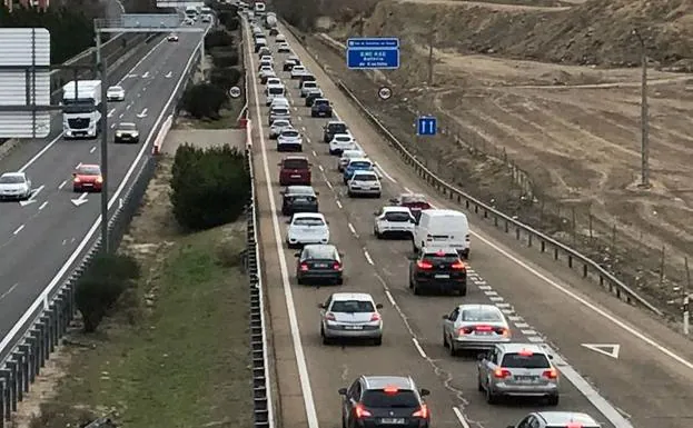 Vehículos circulan por la autovía A-62 desde Valladolid a la altura de Arroyo.