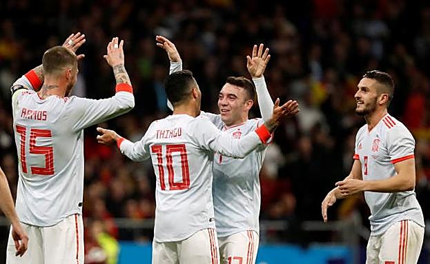 Los jugadores españoles celebran el gol de Iago Aspas ante Argentina. 