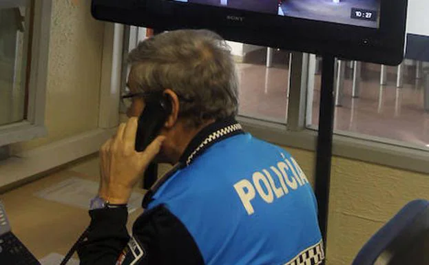 Un policía local atiende una llamada en el centro de control de tráfico de Segovia. 