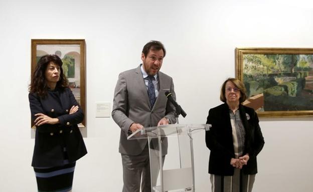 El alcalde de Valladolid, Óscar Puente, acompañado por la concejala de Cultura, Ana Redondo, y la directora del Museo Sorolla, Consuelo Luca de Tena, en la presentación de la exposición de Sorolla 'Un jardín para pintar' en el Museo Patio Herreriano. 