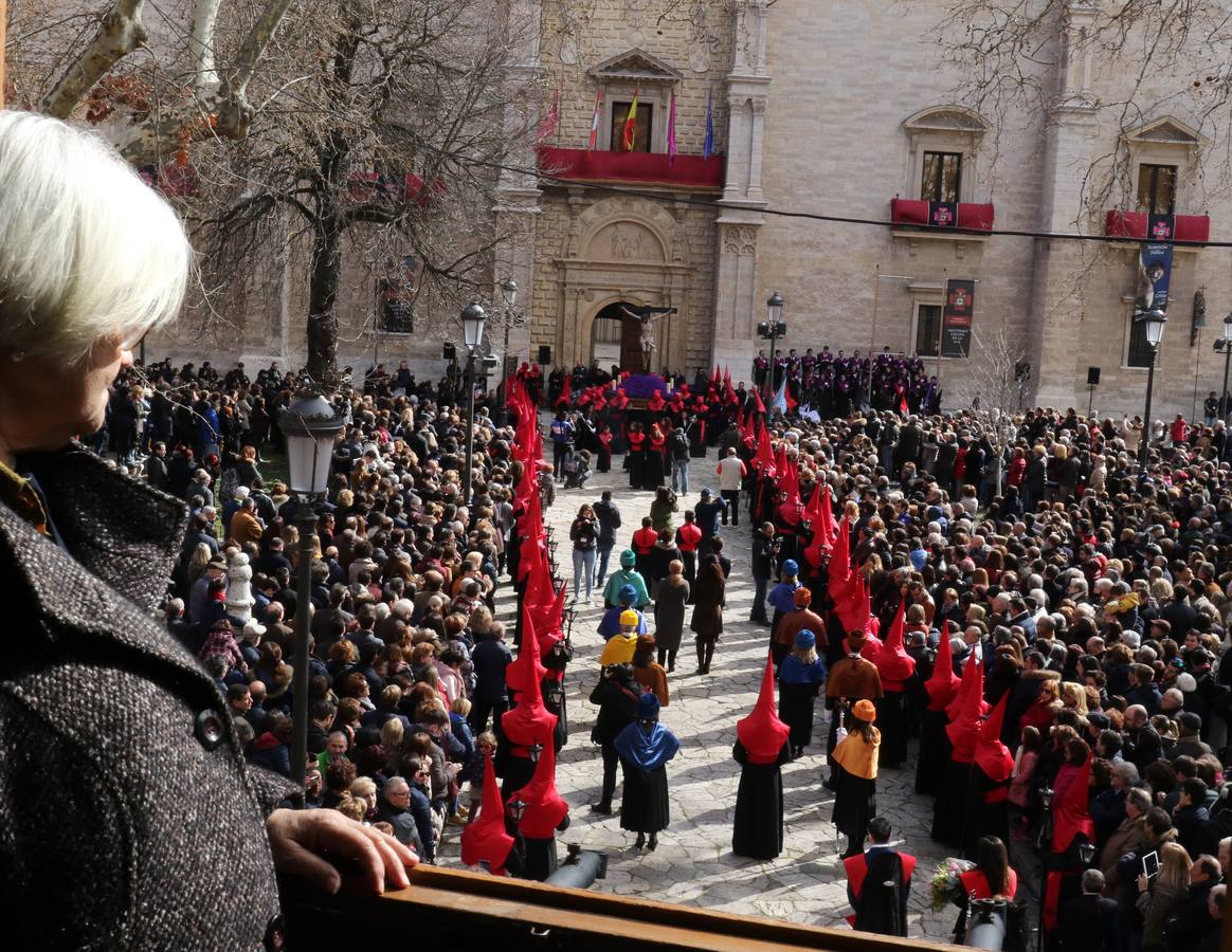 El paso de Gregorio Fernández salió a hombros a las once del Palacio de Santa Cruz para recorrer el centro de la ciudad 