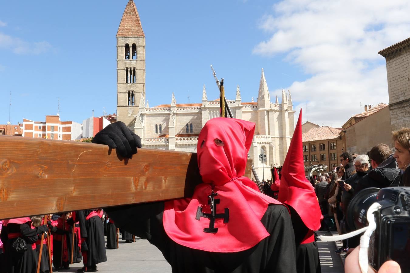 El paso de Gregorio Fernández salió a hombros a las once del Palacio de Santa Cruz para recorrer el centro de la ciudad 