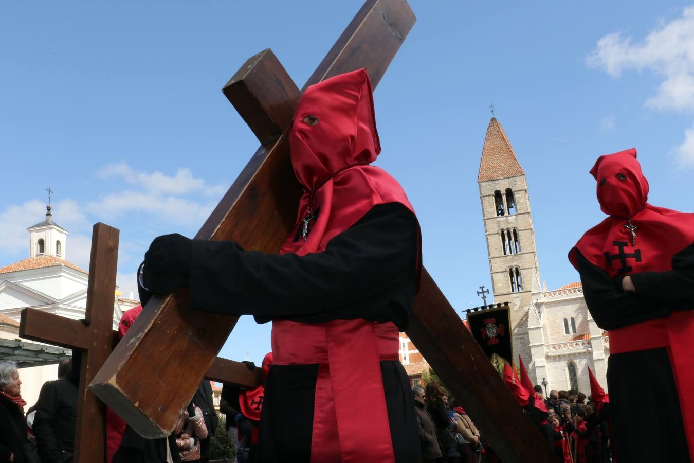El paso de Gregorio Fernández salió a hombros a las once del Palacio de Santa Cruz para recorrer el centro de la ciudad 