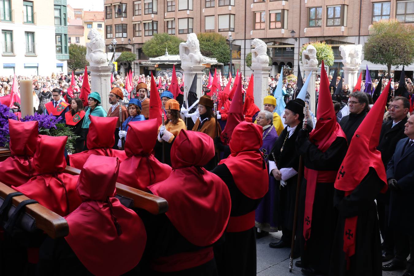 El paso de Gregorio Fernández salió a hombros a las once del Palacio de Santa Cruz para recorrer el centro de la ciudad 