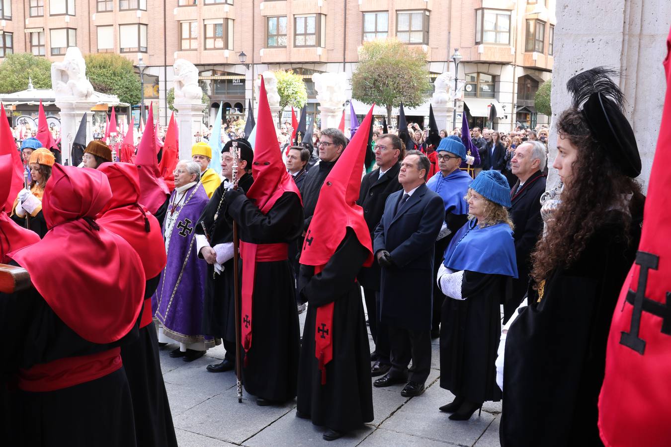 El paso de Gregorio Fernández salió a hombros a las once del Palacio de Santa Cruz para recorrer el centro de la ciudad 