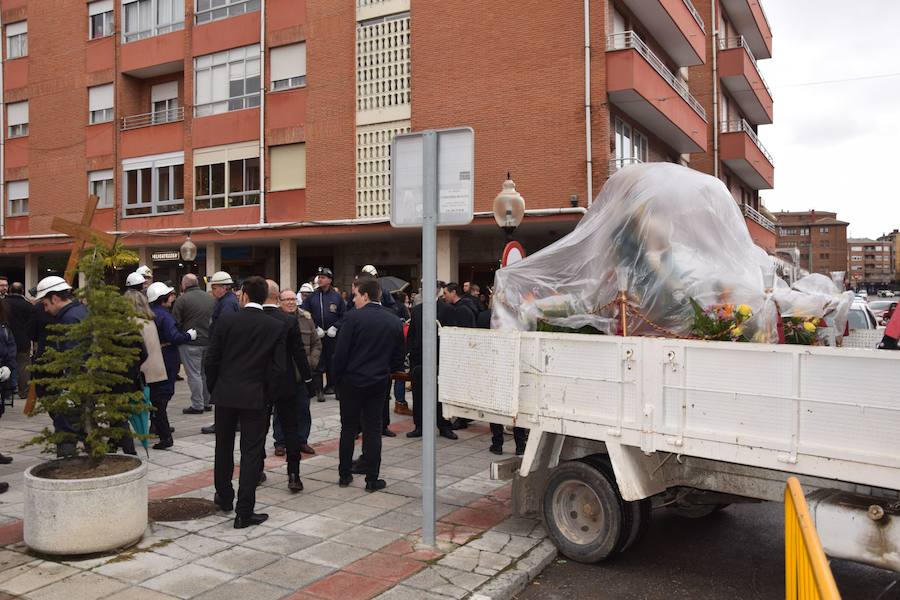 Fotos: La Procesión General sale con un recorrido más corto en Guardo