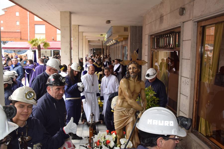 Fotos: La Procesión General sale con un recorrido más corto en Guardo