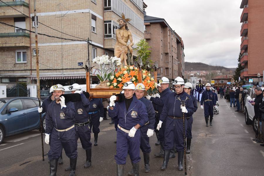 Fotos: La Procesión General sale con un recorrido más corto en Guardo