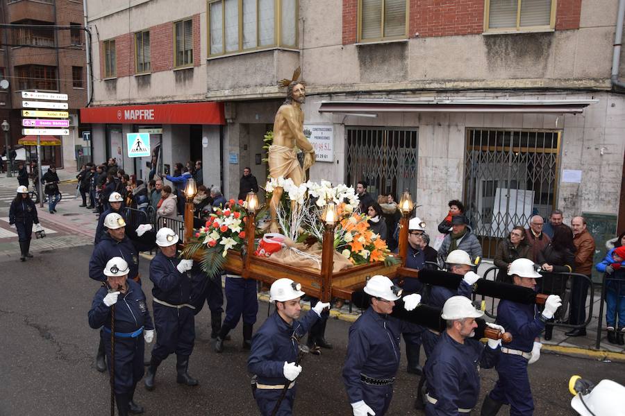 Fotos: La Procesión General sale con un recorrido más corto en Guardo