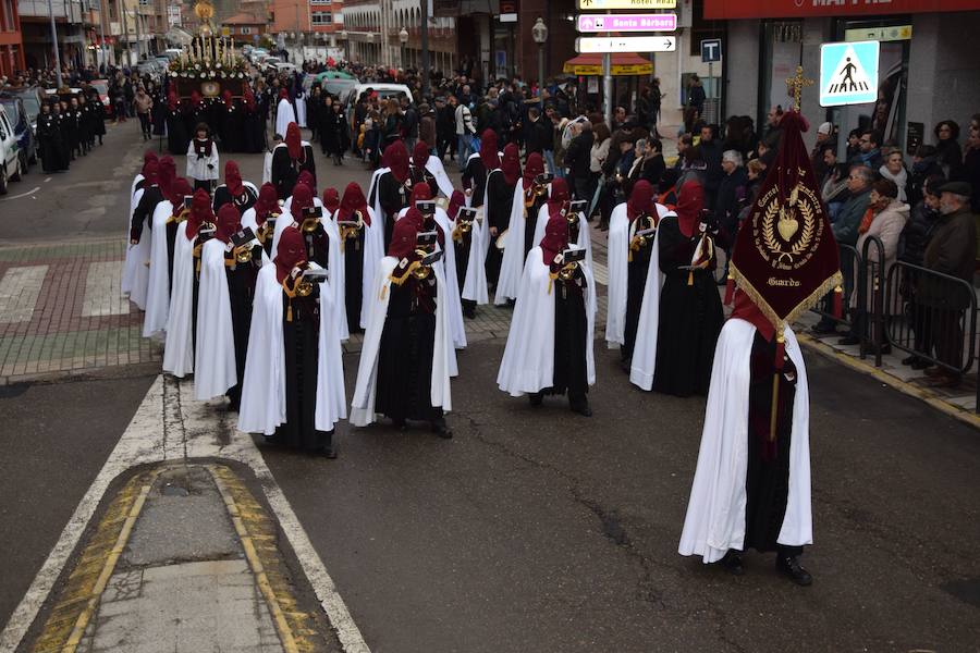 Fotos: La Procesión General sale con un recorrido más corto en Guardo