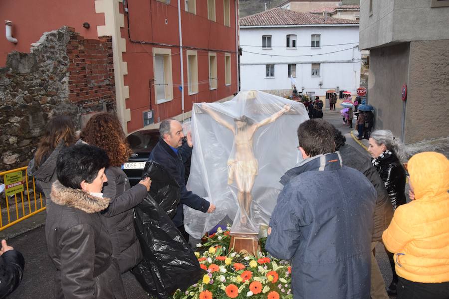 Fotos: La Procesión General sale con un recorrido más corto en Guardo