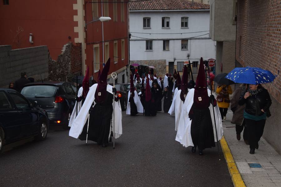 Fotos: La Procesión General sale con un recorrido más corto en Guardo