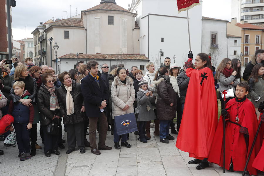 Con menos recorrido del programado por miedo a la lluvia la Procesión de Penitencia y Caridad cumplió con su tradición de recorrer el centro de Valladolid, aunque este año sin la presencia de un preso indultado, petición que fue denegada por el Consejo de Ministros.