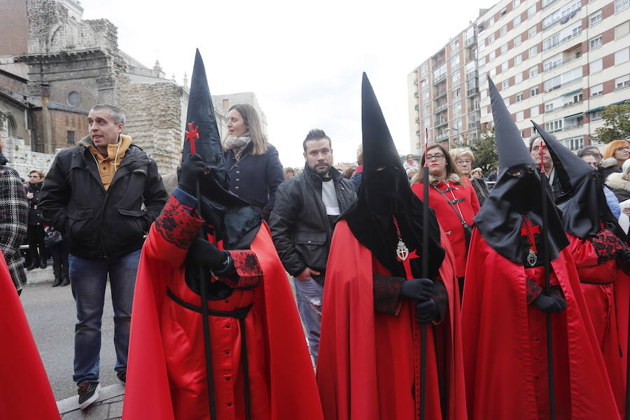 Con menos recorrido del programado por miedo a la lluvia la Procesión de Penitencia y Caridad cumplió con su tradición de recorrer el centro de Valladolid, aunque este año sin la presencia de un preso indultado, petición que fue denegada por el Consejo de Ministros.