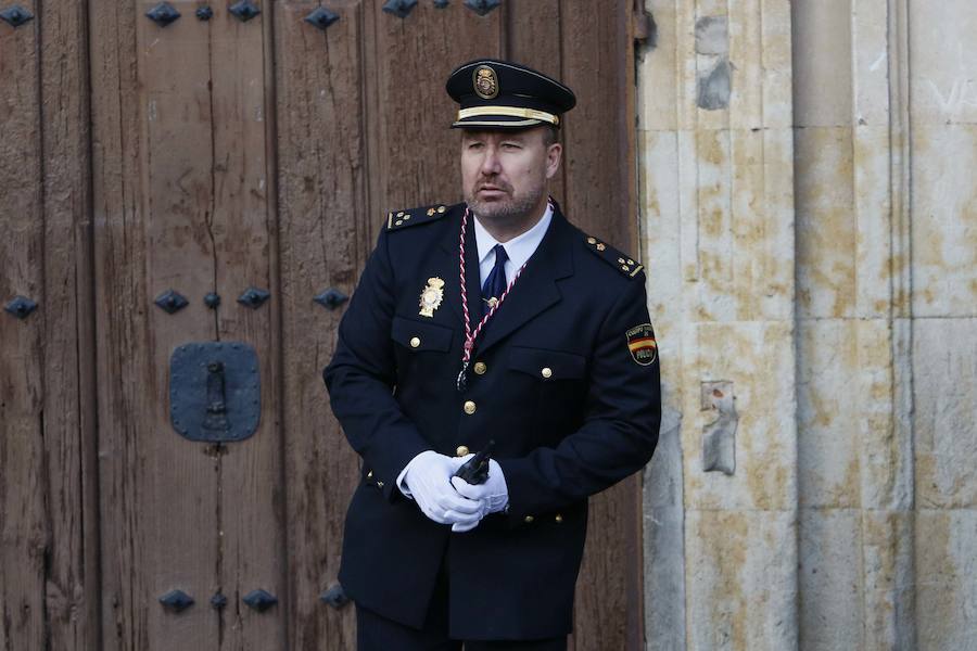 La Hermandad del Santísimo Cristo de la Agonía no pasó ni por la Plaza Mayor ni por la Catedral y lució lazos azules en apoyo a las personas con autismo 