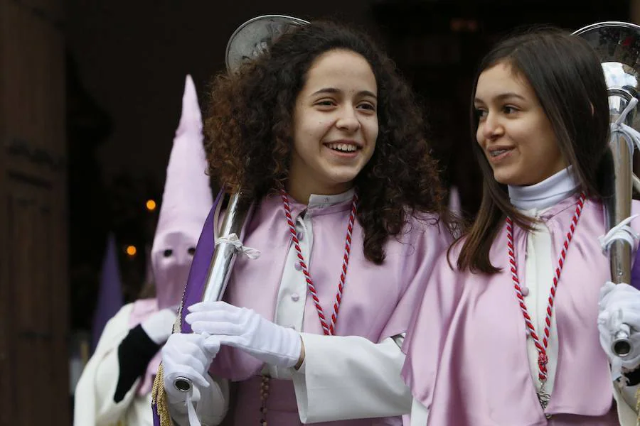 La Hermandad del Santísimo Cristo de la Agonía no pasó ni por la Plaza Mayor ni por la Catedral y lució lazos azules en apoyo a las personas con autismo 