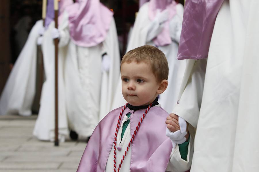 La Hermandad del Santísimo Cristo de la Agonía no pasó ni por la Plaza Mayor ni por la Catedral y lució lazos azules en apoyo a las personas con autismo 