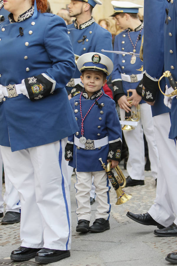 La Hermandad del Santísimo Cristo de la Agonía no pasó ni por la Plaza Mayor ni por la Catedral y lució lazos azules en apoyo a las personas con autismo 