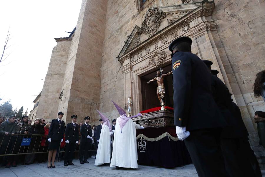 La Hermandad del Santísimo Cristo de la Agonía no pasó ni por la Plaza Mayor ni por la Catedral y lució lazos azules en apoyo a las personas con autismo 