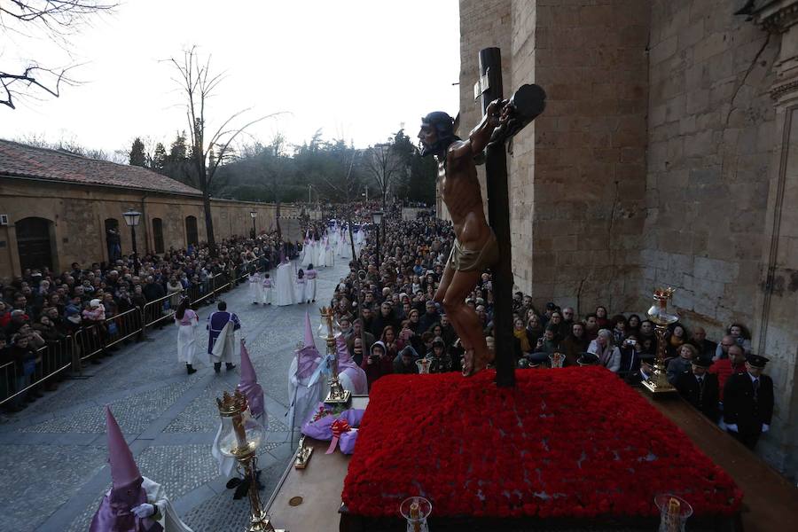 La Hermandad del Santísimo Cristo de la Agonía no pasó ni por la Plaza Mayor ni por la Catedral y lució lazos azules en apoyo a las personas con autismo 