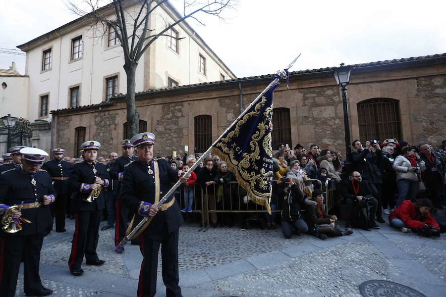 La Hermandad del Santísimo Cristo de la Agonía no pasó ni por la Plaza Mayor ni por la Catedral y lució lazos azules en apoyo a las personas con autismo 