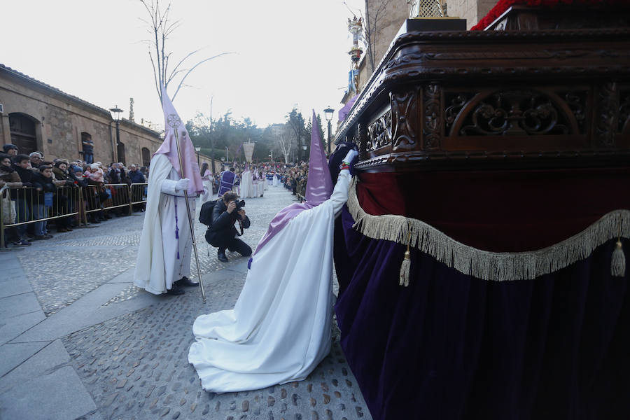 La Hermandad del Santísimo Cristo de la Agonía no pasó ni por la Plaza Mayor ni por la Catedral y lució lazos azules en apoyo a las personas con autismo 