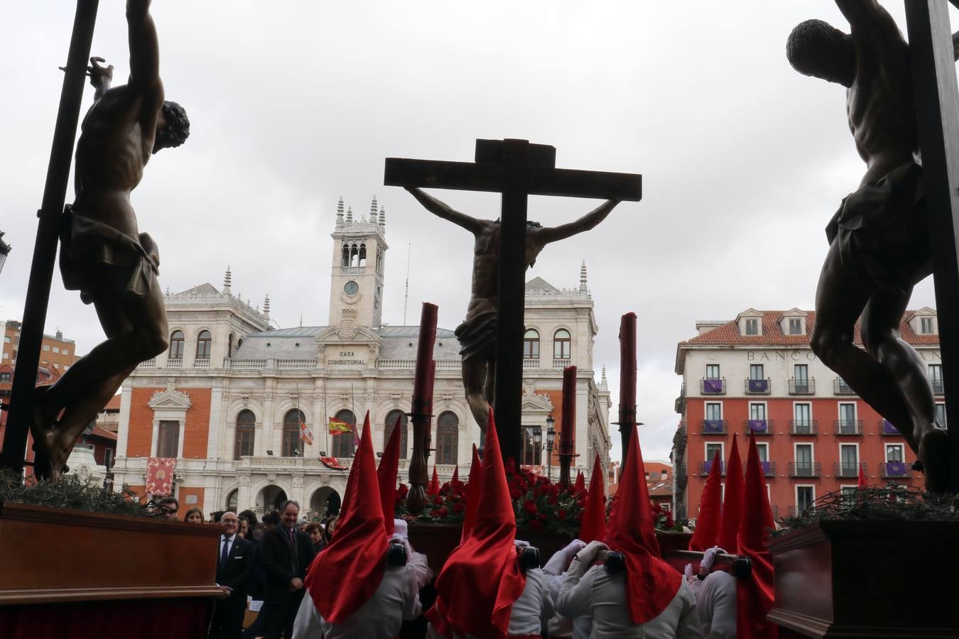 Por indicaciones del Museo Nacional de Escultura, las Siete Palabras no estuvieron representadas por los siete pasos, de forma que únicamente el Cristo de las Mercedes junto a los dos ladrones presidieron el acto