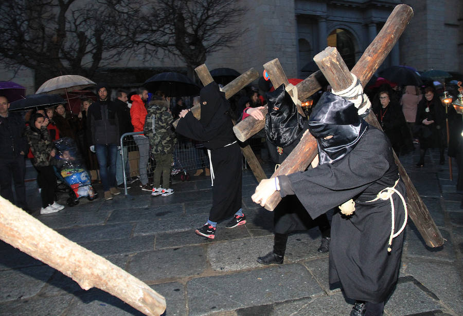 Fotos: Suspendida la Procesión de Los Pasos por la lluvia