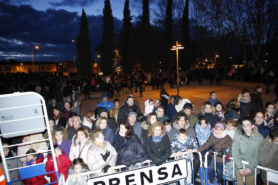 Fotos: Amor y Paz se queda en el Arrabal por la lluvia