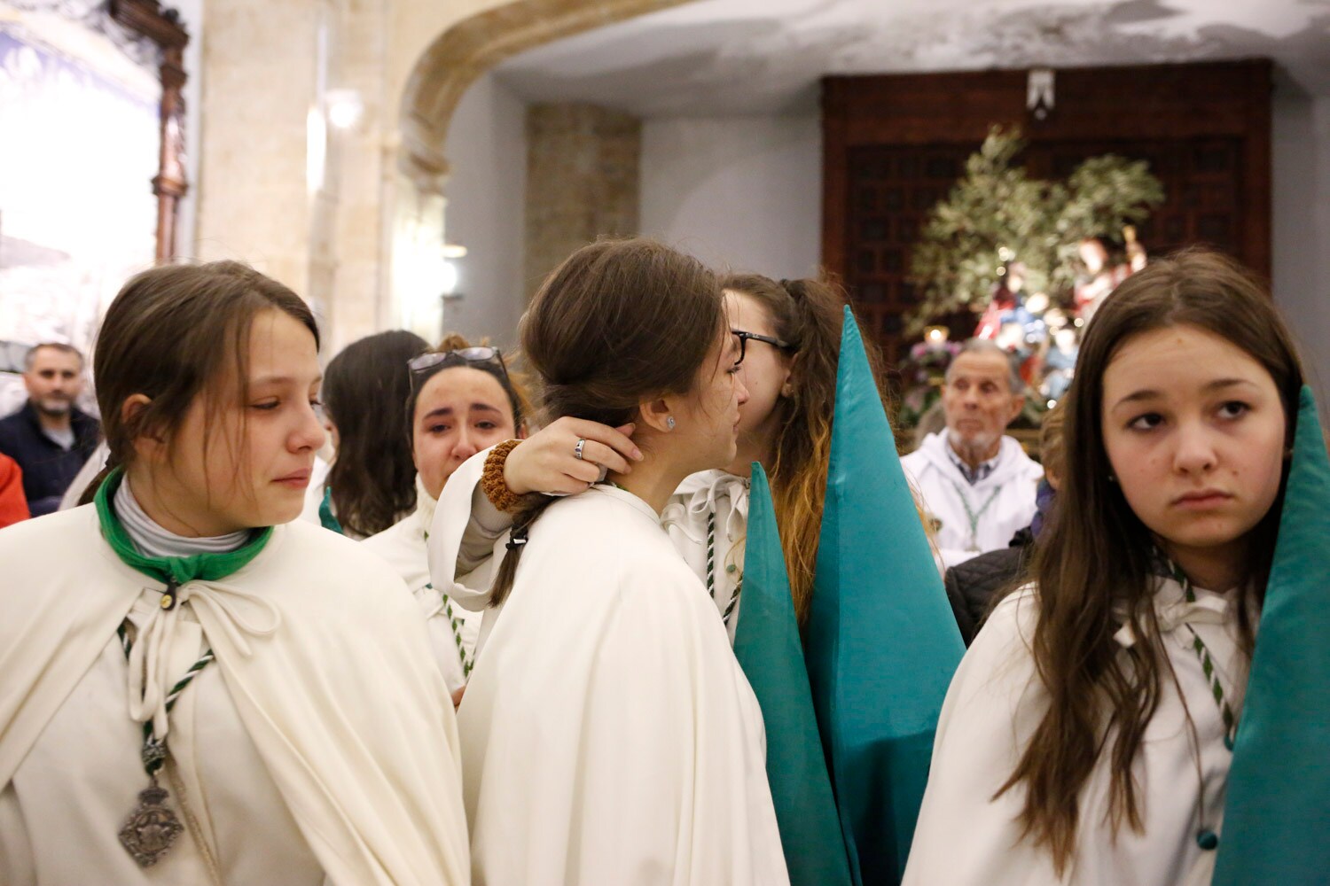 En los cuatro templos momentos de tristeza y oración, en una tarde sin ningún paso en la calle