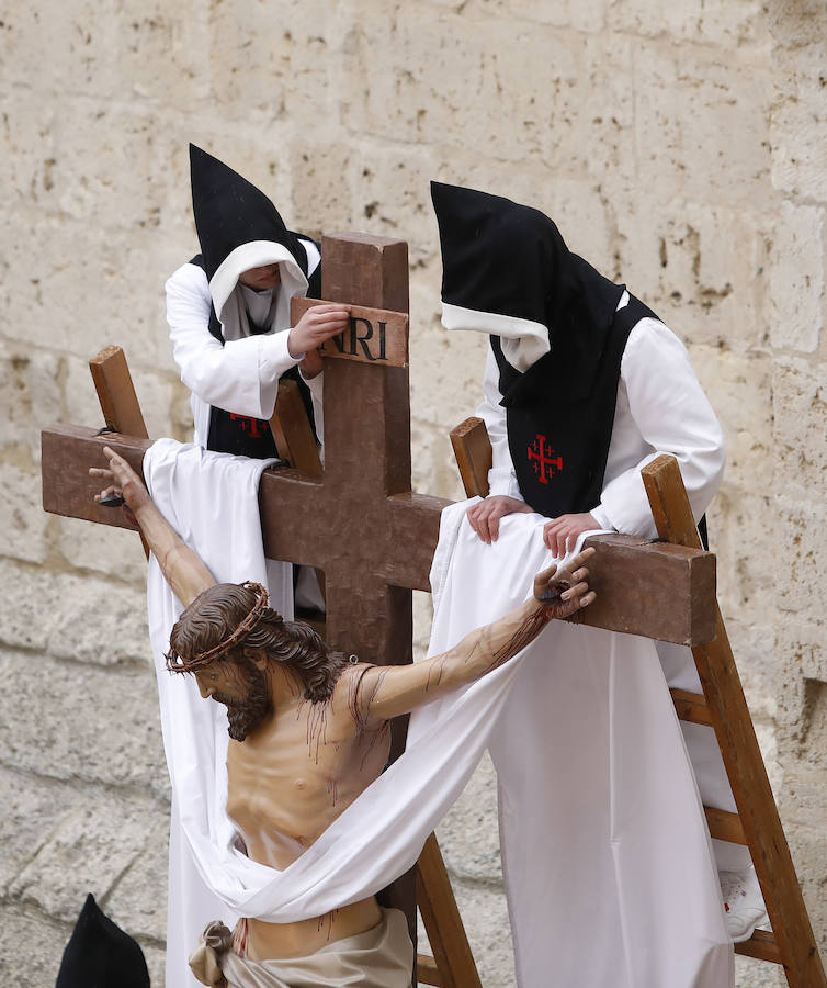 Fotos: Descendimiento y procesión del Santo Entierro en la catedral de Palencia