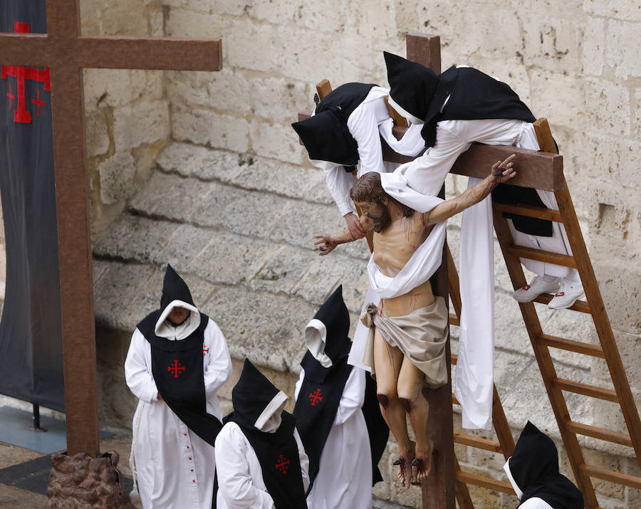 Fotos: Descendimiento y procesión del Santo Entierro en la catedral de Palencia