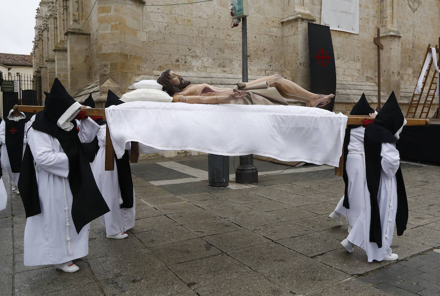 Fotos: Descendimiento y procesión del Santo Entierro en la catedral de Palencia