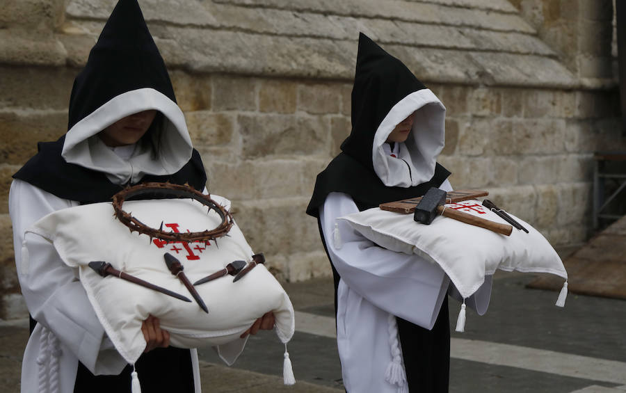 Fotos: Descendimiento y procesión del Santo Entierro en la catedral de Palencia