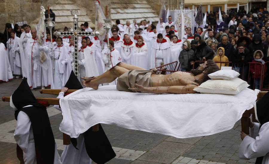 Fotos: Descendimiento y procesión del Santo Entierro en la catedral de Palencia