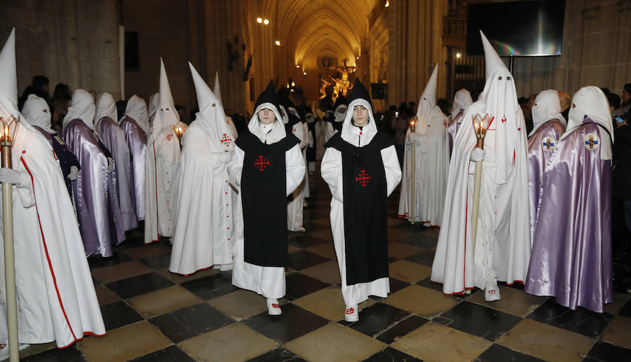 Fotos: Descendimiento y procesión del Santo Entierro en la catedral de Palencia