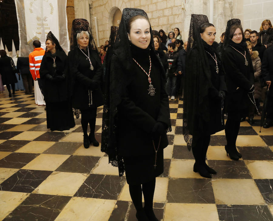 Fotos: Descendimiento y procesión del Santo Entierro en la catedral de Palencia