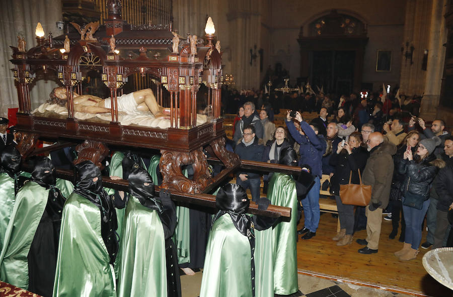 Fotos: Descendimiento y procesión del Santo Entierro en la catedral de Palencia