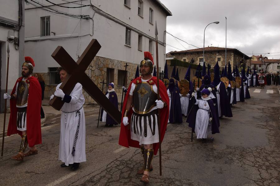 Fotos: La nieve impide la procesión general de Guardo, que sí celebra el Via Crucis