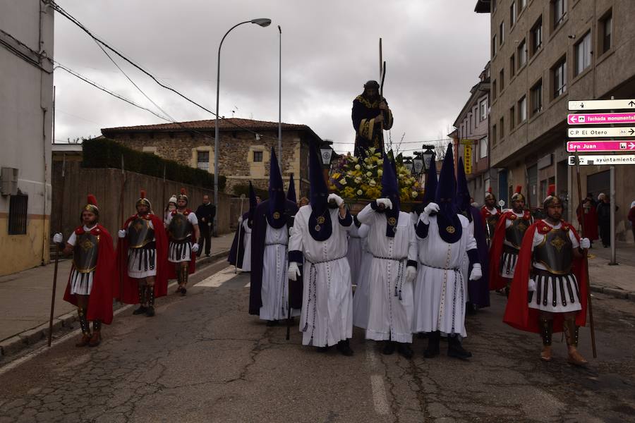 Fotos: La nieve impide la procesión general de Guardo, que sí celebra el Via Crucis